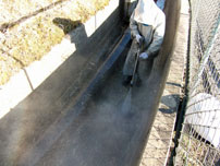 ウォータージェットで農業用水路の表面処理作業