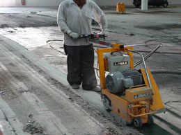 切削械を使った撤去工事 