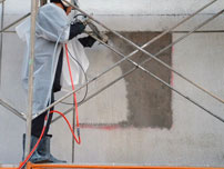 ウォータージェットで学校外壁塗膜（吹き付けタイルの除去・撤去作業