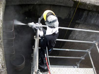 ウォータージェットを使った地下ピット下水施設中性化劣化部の除去・撤去作業